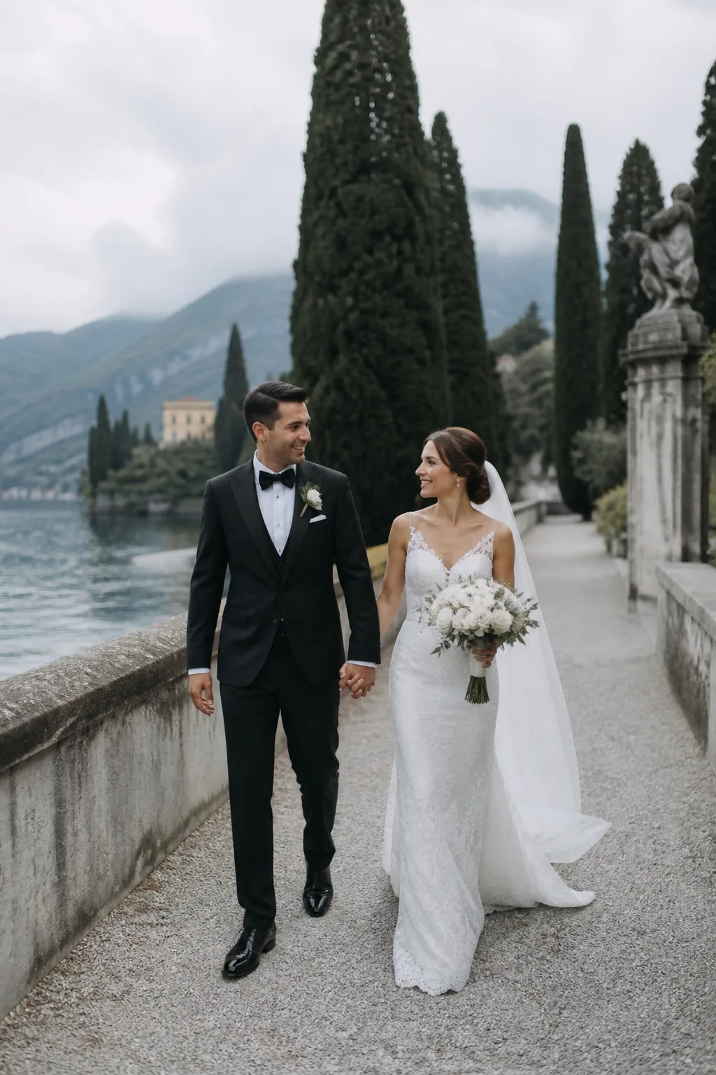Sposi sulla terrazza di una villa sul Lago di Como