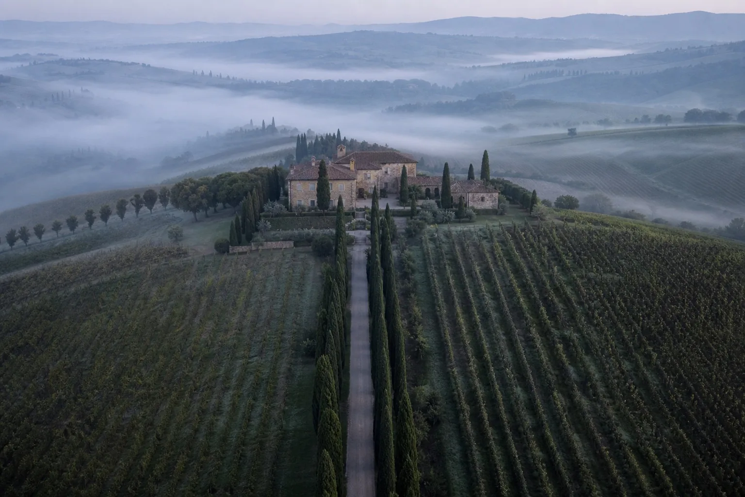 Ripresa aerea con drone di una villa in Toscana all'alba